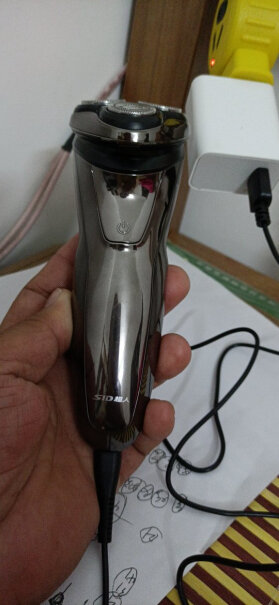 超人剃须刀电动男士便携车载剃胡须子刀电动刮胡刀RS7325220V的电能充吗？