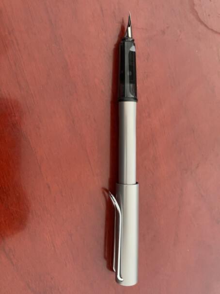 凌美LAMY钢笔AL-star恒星系列我的比写字笔尖缝隙处会有墨水溢出，擦掉后还是会有，正常吗？
