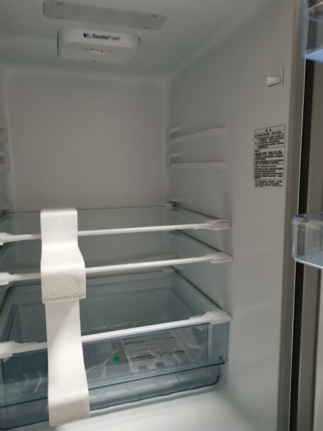 海信205升三门冰箱三门三温区中门软冷冻小型家用冷藏冷冻冰箱的三个门上面都有保护膜吗？
