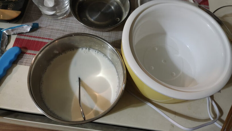 小熊酸奶机请问，做酸奶的时候把不锈钢盆放在里面锅里面还要加水吗？