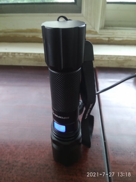 神火A10强光手电筒LED远射家用户外骑行USB充电使用中可以用充电宝一边充电一边用吗？