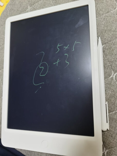 小米液晶小黑板10英寸如果在左上角写字时，手下面压在屏幕上，会出现痕迹或者线条吗？