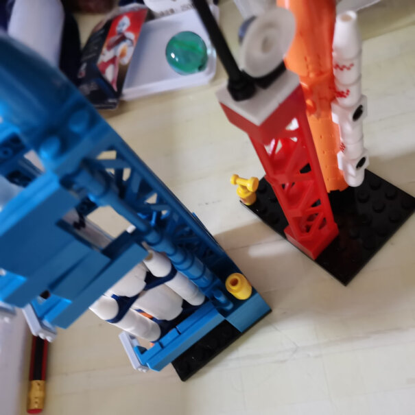 钒象智科儿童积木航天飞船模型礼物哪位帮忙拍了航天飞船的拼装图，发来的拼装图是错的？