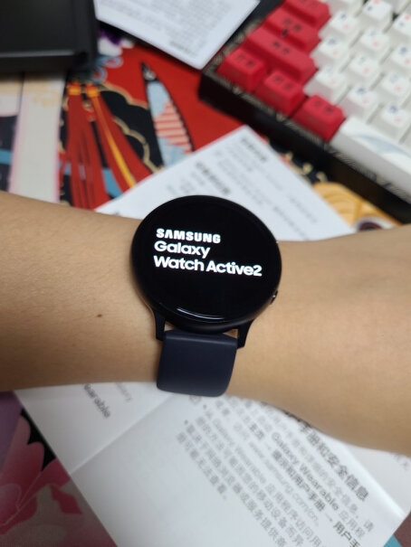 三星Galaxy Watch Active2表盘什么材质的呀？会不会平时戴着磨坏呀？