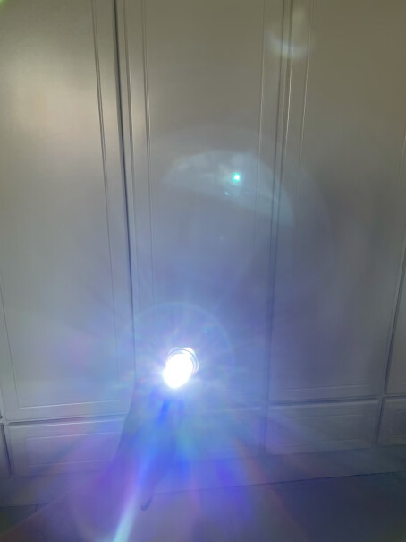 神鱼SHENYU强光手电筒光是什么有颜色的还是黄光或者白光？孩子扁桃体发炎，可以看嗓子用吗？