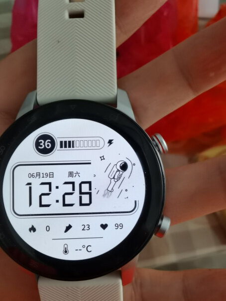 努比亚红魔运动手表精钢版这个可以触摸屏幕亮屏吗？