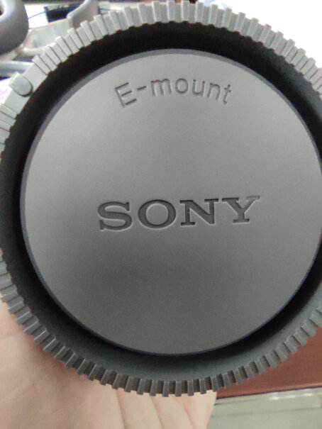 索尼Sonnar T* FE 35mm F2.8 ZA想问一下现在的包装里是不是没有蔡司出厂编号（带签名的那个）标签了？