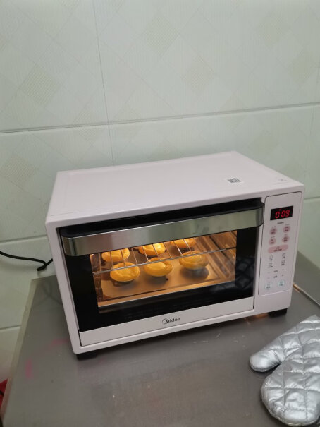 美的32升多功能电烤箱家用专业烘焙顶部，上发热管上方是搪瓷么？