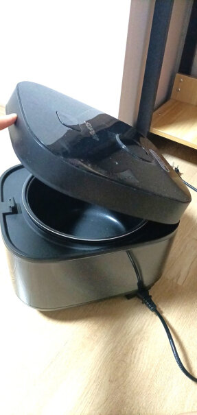 苏泊尔电饭煲智能预约多功能电饭锅我想问一下，它是触摸屏的吗？你们用了那么久了 煮饭的时候会掉漆吗？