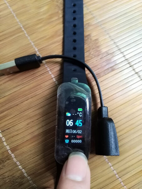 品牌+产品型号： FMJ 「升级版」血压手环时间准吗？充一次电能用几天？