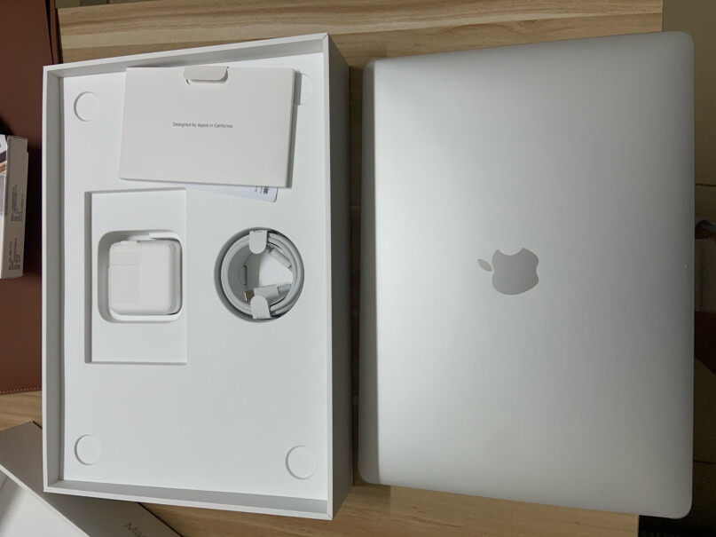 AppleMacBookOffice家庭版和官方标配有什么区别？office家庭版套餐有电源适配器和充电线缆吗？