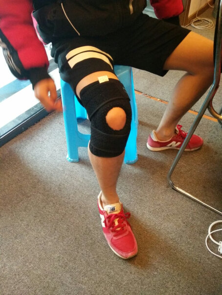 李宁运动护膝男女加压弹簧支撑护具篮球羽毛球跑步登山半月板护腿这个和LP782比较如何？