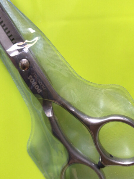 奔腾理发器理发剪刀不锈钢还是不锈铁？能不能用吸铁石吸起来？