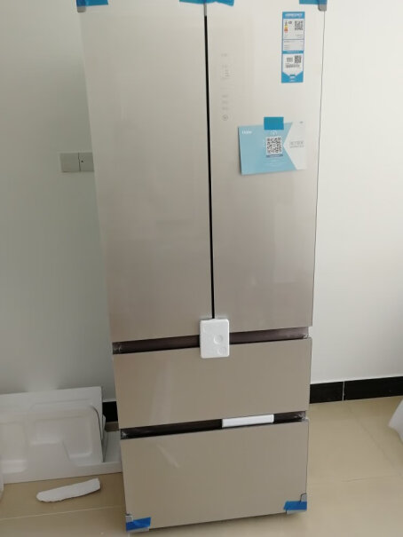 海尔Haier请问该款冰箱最小面冷冻那个抽屉中的隔断是可拆卸的吗？还是固定的？