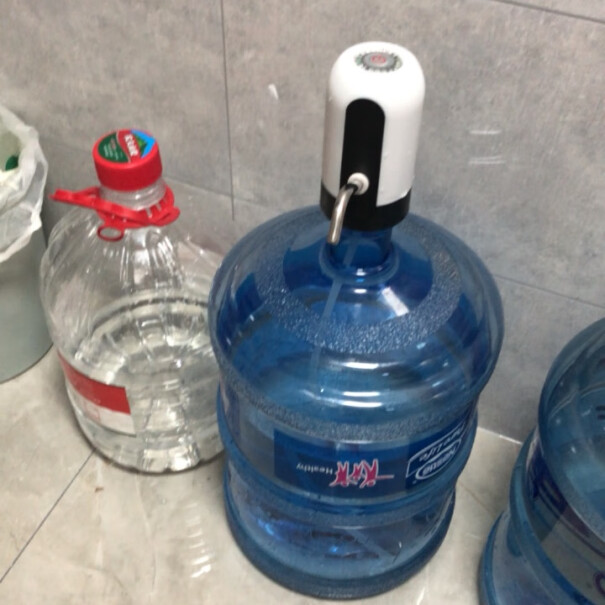 美之扣桶装水电动抽水器一键自动无线吸水器充电式上水器这个怎么固定？