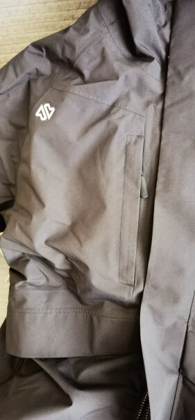 京东京造山川冲锋衣这件衣服兜是不是很浅，尺寸大点的手机能不能放下？