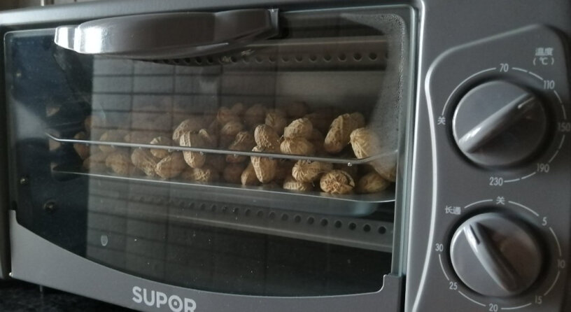 苏泊尔家用多功能电烤箱定时控温里面几个盘子，有夹子吗？