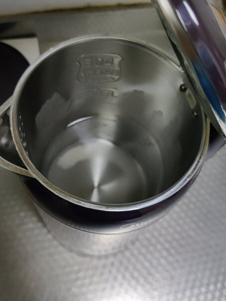 美的电水壶烧水壶电热水壶1.7L大容量304不锈钢双层防烫用了几个月的，里面生锈吗？谢谢？