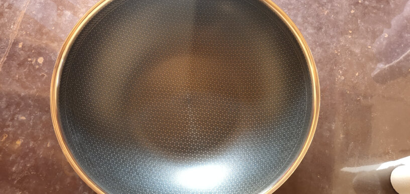 炊大皇炒锅我刚刚买了一个到家，用磁铁靠边就粘住了，确定是304不锈钢吗？