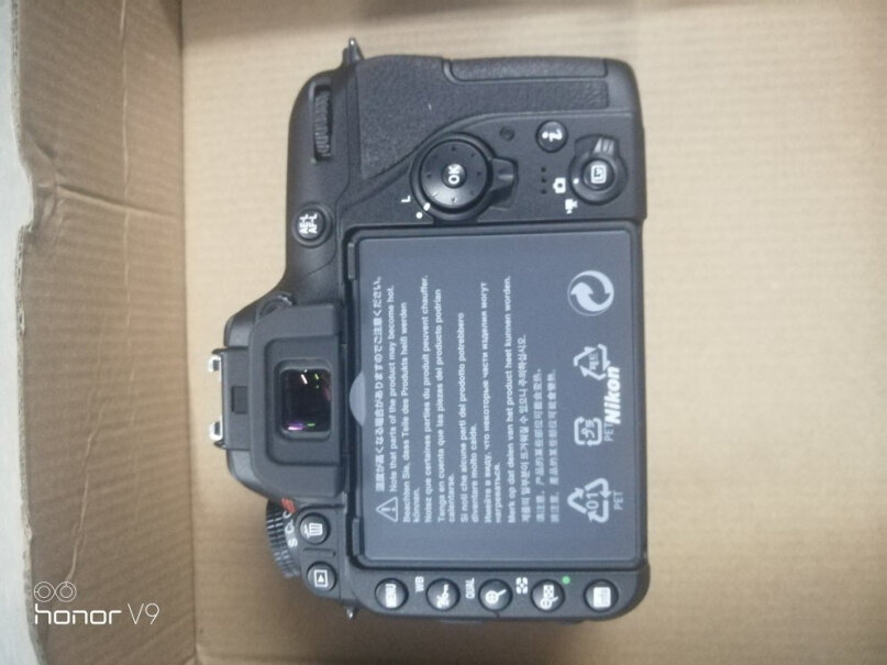 尼康D7500数码单反刚买来的时候，你们的相机盒外面有薄膜包装吗？
