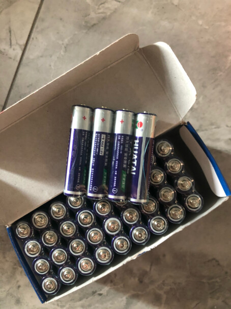华太红精灵5号电池40粒红色蓝色绿色三种电池有什么区别？那种更适合儿童玩具？