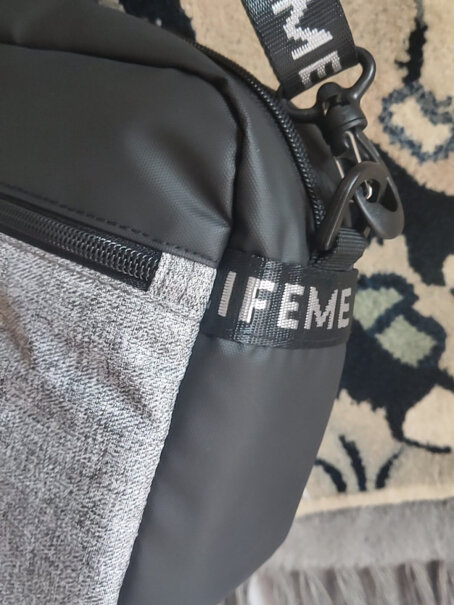 魅族Lifeme双肩包大容量电脑包背包这东西放衣服合适吗？
