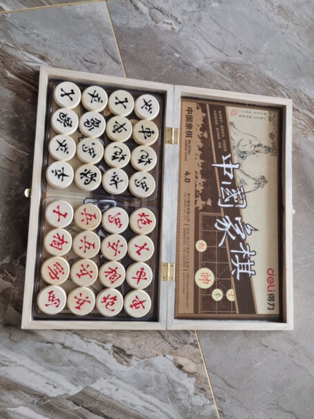 得力deli中国象棋套装折叠棋盘盒子上画着棋盘吗？