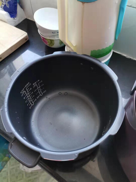美的电压力锅IH电磁立体加热高压压力锅做完东西的蒸馏水会不会流到放锅的凹槽里吗？
