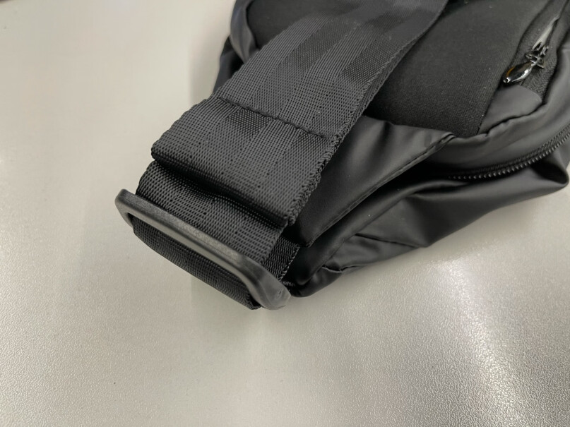 小米多功能运动休闲胸包黑色能放雨伞吗？