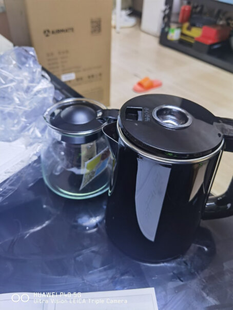 艾美特茶吧机家用多功能下置式饮水机出水有塑料味吗？是托的不要回答？