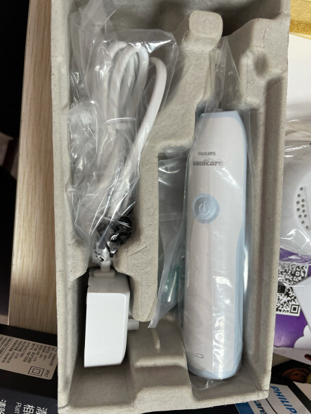 飞利浦电动牙刷充电式成人声波震动米白色电动牙刷HX3216有人是在2018年10月31日购买的吗？发给我的货只有一个牙刷+一个刷头+一个盒子。然后，客服说，那天的活动就是这样？