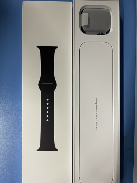 Apple Watch SE 智能手表 GPS款 40毫米米金色铝金属表壳 星光色运动型表带MKQ0请问你们刚买的时候塑封膜里面有黑点点，脏东西吗，这种情况是不是别人退货的产品呢？
