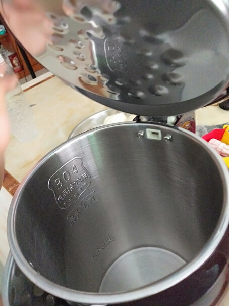 美的电水壶烧水壶电热水壶1.7L大容量304不锈钢双层防烫跟苏泊尔比哪款比较好？