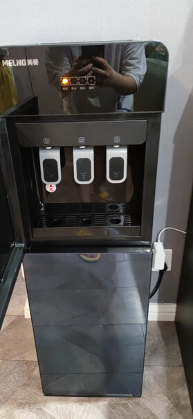 美菱饮水机下置式家用立式温热型有人发现饮水机里打出来的水有白色半透明塑料状物体么？现在不敢用了~