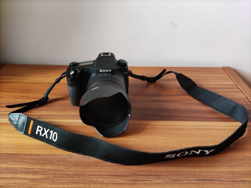 索尼DSC-RX10M3数码相机配哪些东西？有包和电池吗？