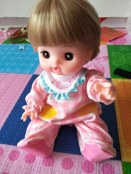 咪露进餐套装女孩玩具儿童礼物公主洋娃娃过家家玩具513118请问大家买的这个娃娃头顶有洞吗，我家刚买的有？