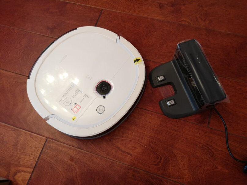 科沃斯扫地机器人DK45超薄新品扫地机请问尘盒的挡片是固定的吗？