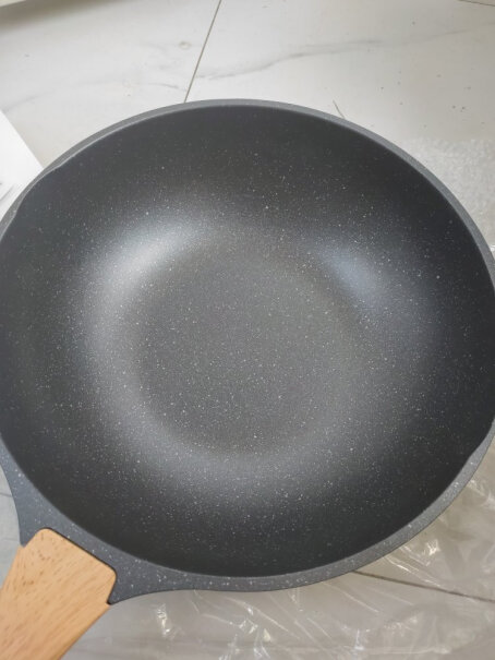 九阳Joyoung麦饭石色不粘炒锅32cm炒菜锅锅把是木头的吗还是塑料的？