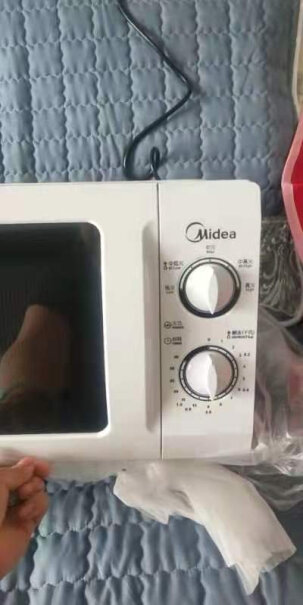 美的家用微波炉机械式微蒸一体机有配送隔热的手套么？