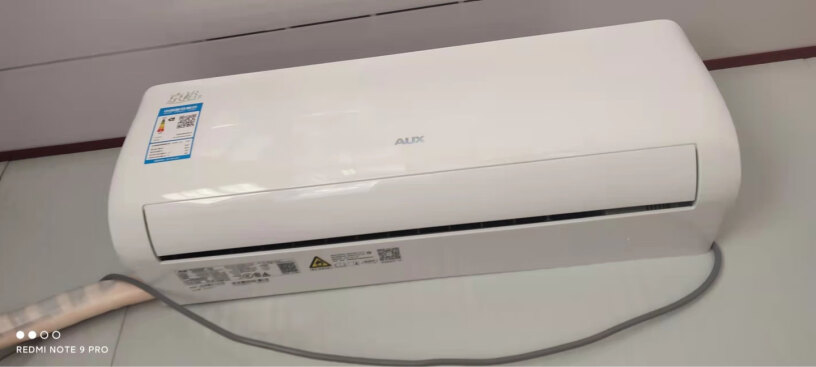 空调奥克斯挂机AUX1.5挂式KFR35GW你们买的这个空调，温度降下来后，还会在吹冷风嘛？