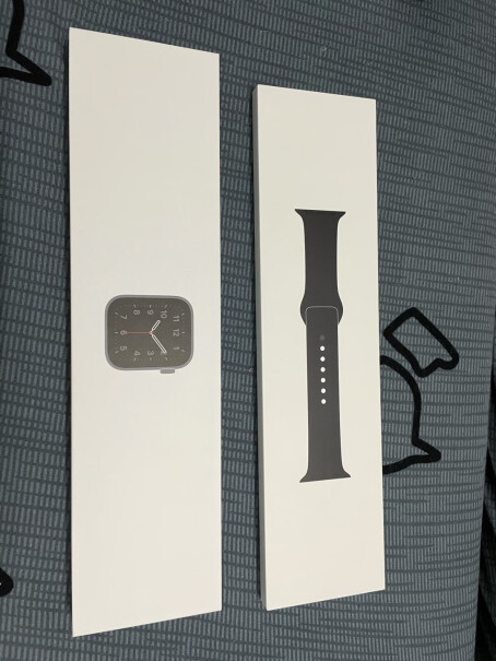 Apple Watch SE 智能手表 GPS款 40毫米米金色铝金属表壳 星光色运动型表带MKQ0星光色表盘发粉吗？