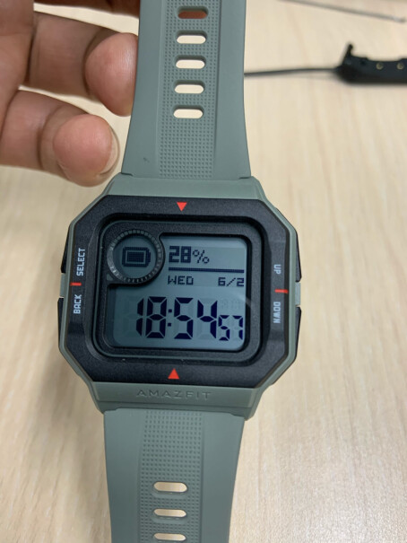 Amazfit 跃我 Neo 手表和手环5比较哪个更合适一些？