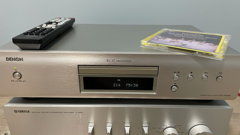 天龙DCD-600NE音箱一张CD播放完，显示屏上显示什么？