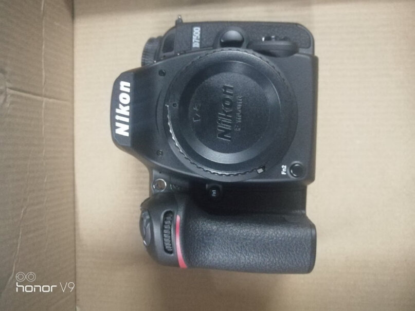尼康D7500数码单反请问相机自带的镜头有点暗正常吗？
