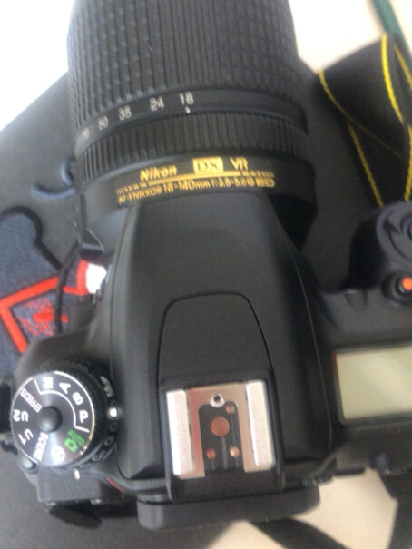 尼康D7500数码单反带镜头盖吗？