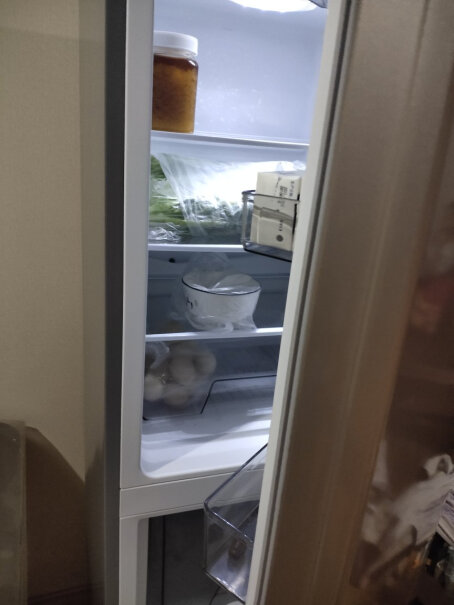 华凌冰箱215升冰箱上层灯很暗吗？