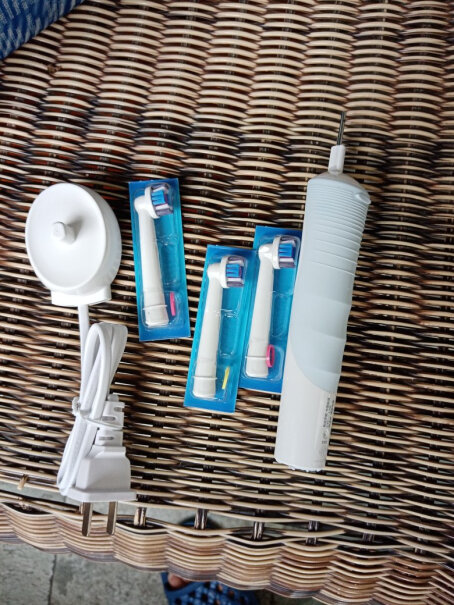 电动牙刷欧乐B电动牙刷成人小圆头牙刷充电式D12亮杰型优缺点测评,来看下质量评测怎么样吧！