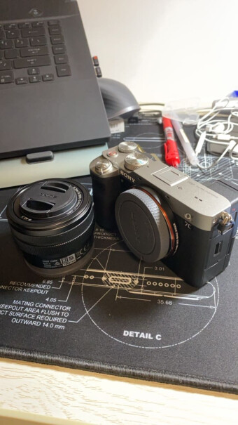 索尼Alpha 7CL 微单相机套头素质怎么样啊？小白能顶一段时间吗？
