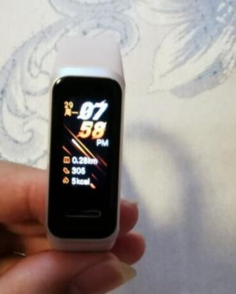 华为手环4 赤茶橘带运动手环跑步，不带手机。手环上的数据能去手机上吗？