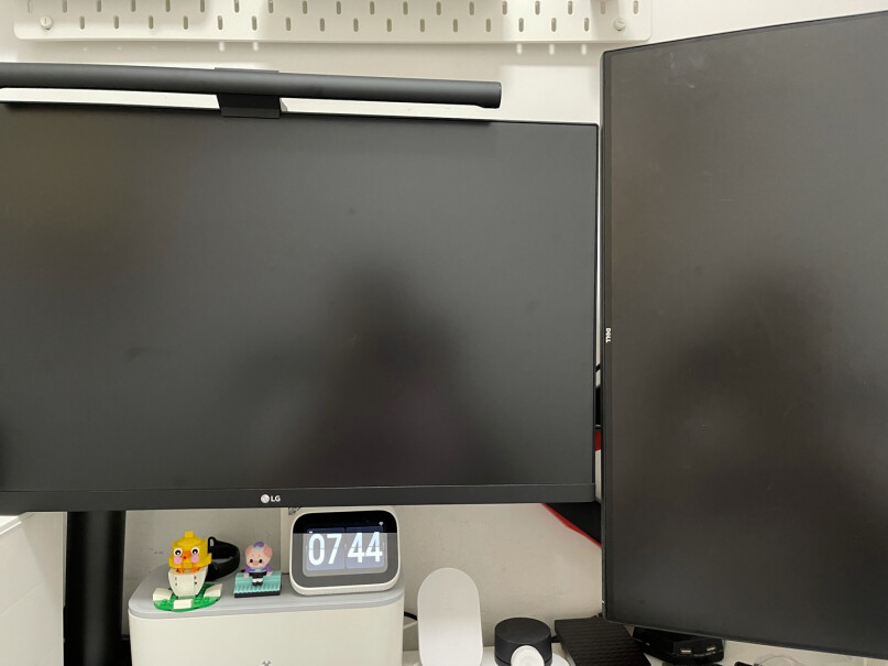 乐歌液晶电脑显示器支架桌面底座旋转升降伸缩架桌子贴墙可以安装么？